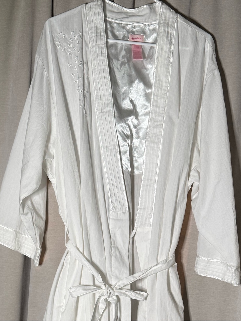 Secret Treasures White Embroidered Satin-Trim Kimono Robe XL